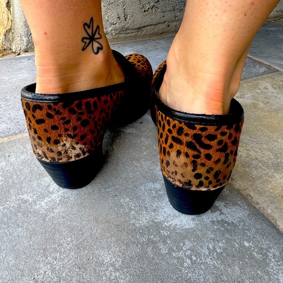 Dansko Leopard Print Fur Calf Hair Clogs 39 / 8.5 Slip-On Comfort Shoes - Picture 13 of 16
